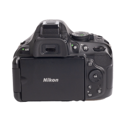 Nikon D5200 + 18-55mm F/3.5-5.6G VR II