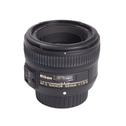 Nikon AF-S Nikkor 50mm f/1.8G + HB-47 modlysbl�nde