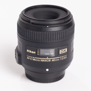 Nikon AF-S DX Micro NIKKOR 40mm f/2.8G + HB-61 modlysbl�nde